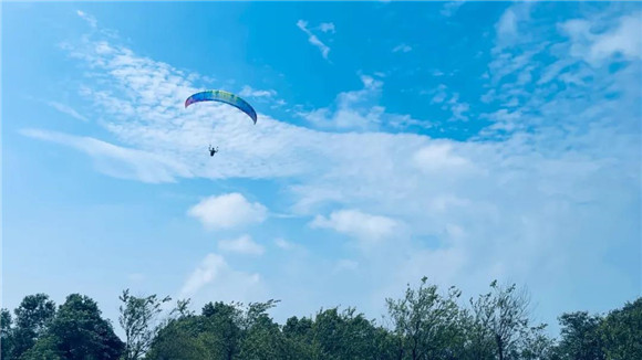 4云龟山滑翔伞飞行体验。长寿区文化旅游委供图 华龙网发