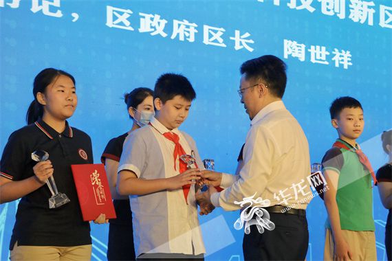 第十二届青少年科技创新区长奖活动 陈佳 摄