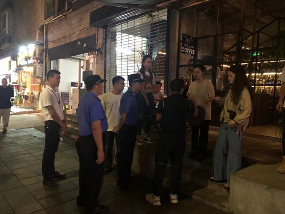 安全巡查小组对紫荆路辖区酒吧噪音扰民等行为进行规范和劝导。通讯员 王蓓蓓 摄