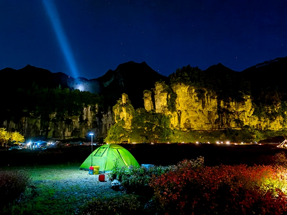 万卷书台夜花园景观。 景区供图 华龙网发 万卷书台夜花园景观。 景区供图 华龙网发