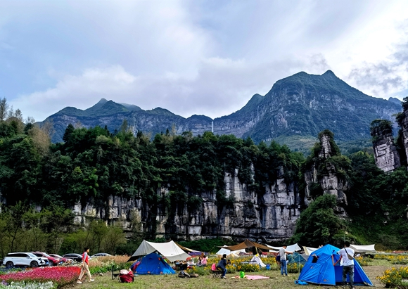 万卷书台成为户外山水聚落。 景区供图 华龙网发 万卷书台成为户外山水聚落。 景区供图 华龙网发