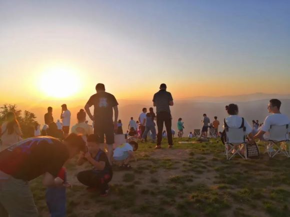 游客在云龟山上看日出。渝北区文化旅游委供图 华龙网发