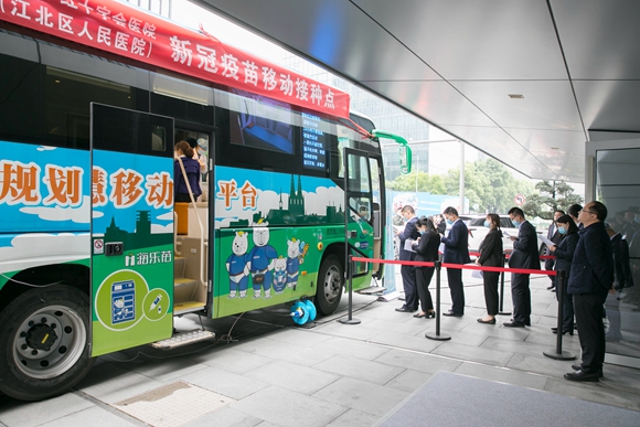 西南地区首台智慧移动接种车在江北区投入使用。江北城街道供图 华龙网发