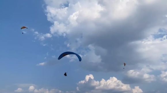 游客在云龟山上体验滑翔伞。渝北区文化旅游委供图 华龙网发