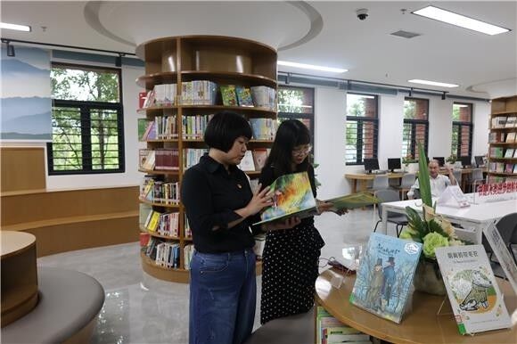 群众在图书借阅室阅读书籍。仙桃街道办事处供图 华龙网发