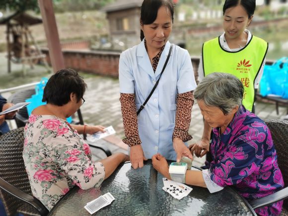 苟溪桥村志愿者走村入户给老人测血压。王家街道办事处供图 华龙网发