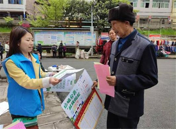 工作人员为群众发放垃圾分类宣传资料。通讯员 杨樱枝 摄