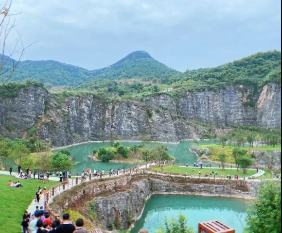 游客在矿山公园打卡拍照。渝北区文化旅游委供图 华龙网发