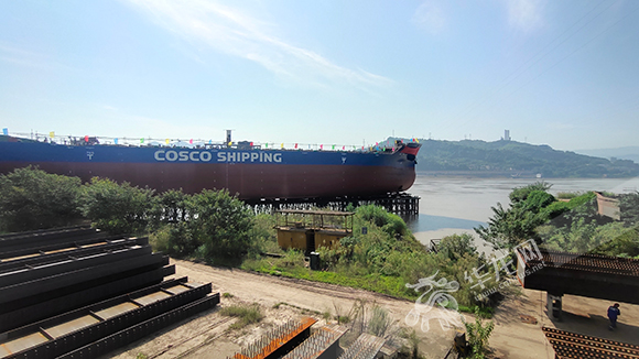 13800吨不锈钢化学品船首制船准备下水。华龙网-新重庆客户端 李永欢  摄