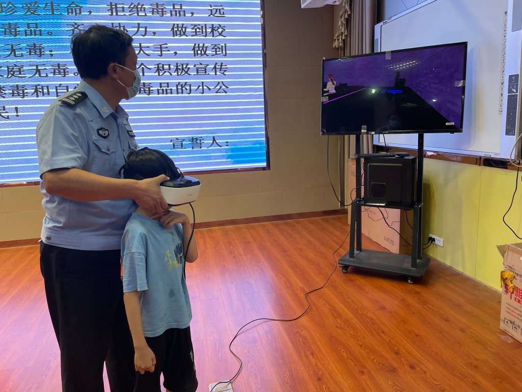 学生体验VR黑科技 重庆市公安局禁毒总队供图 华龙网发