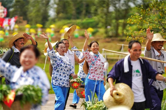 9月23日，2021年中国农民丰收节暨第四届长江三峡（梁平）晒秋节活动现场节目表演。罗嘉 摄