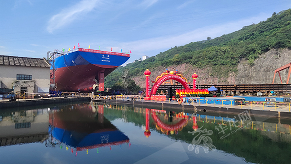 停靠在江边的13800吨不锈钢化学品船首制船。华龙网-新重庆客户端 李永欢 摄