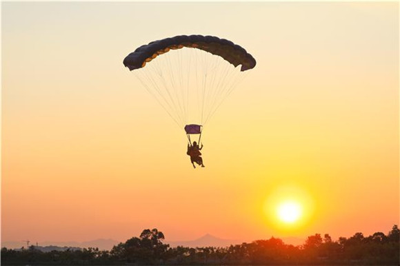 9月26日，游客在体验跳伞项目。通讯员 熊伟 摄