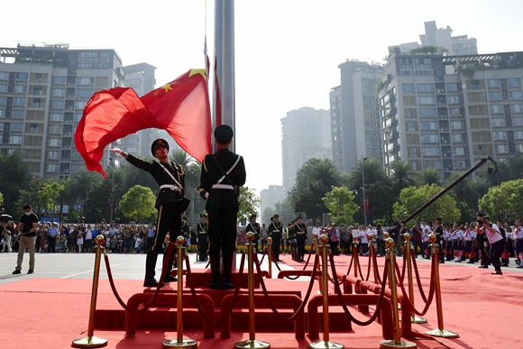 今日上午，江北区举行2021年“永远跟党走——千万市民升国旗”仪式。 江北区委宣传部供图 华龙网发