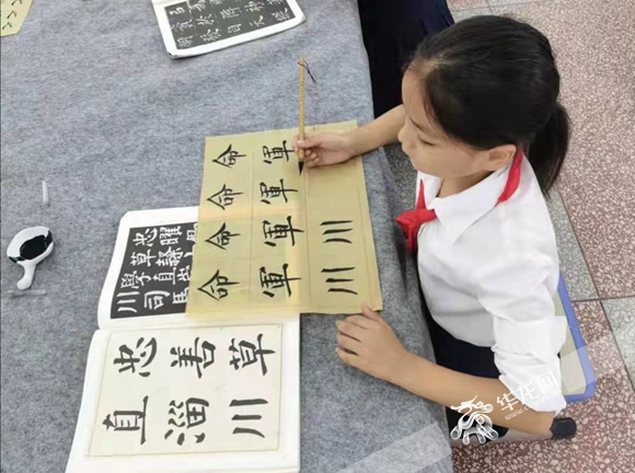学习书法的孩子。华龙网-新重庆客户端记者 袁舒含 摄