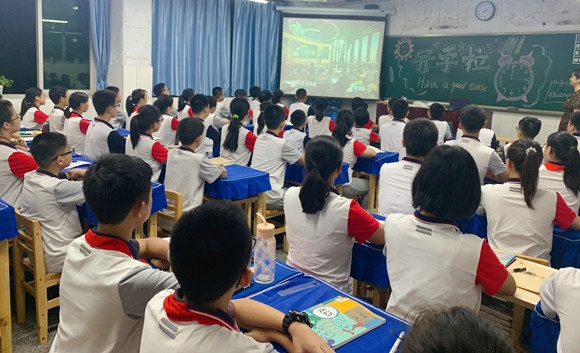 永川中学组织学生观看《开学第一课》。永川中学供图 华龙网发