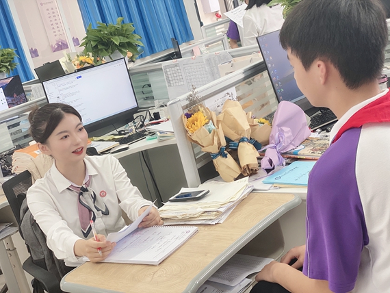 与学生面对面交流 受访者供图 华龙网发 与学生面对面交流 受访者供图 华龙网发