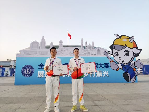 重庆电专集训选手获电工项目职工组银牌与学生组铜牌