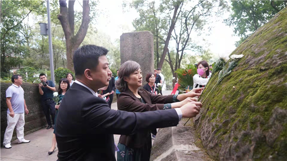 2来自台湾与重庆的抗战后代齐聚山城，追忆祖父辈抗战岁月。市政府台办供图 华龙网发