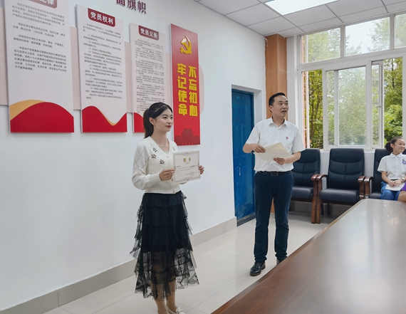 唐文担任广播站“善雅之声”指导老师 受访者供图 华龙网发 唐文担任广播站“善雅之声”指导老师 受访者供图 华龙网发