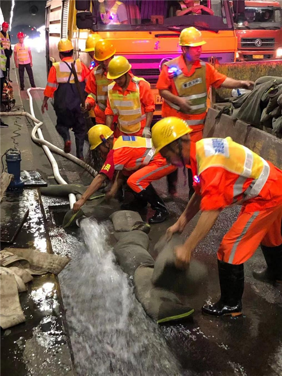 4真武山隧道内，演练队伍模拟抢救因道路积水形成的城市内涝险情。市市政设施运行保障中心供图 华龙网发