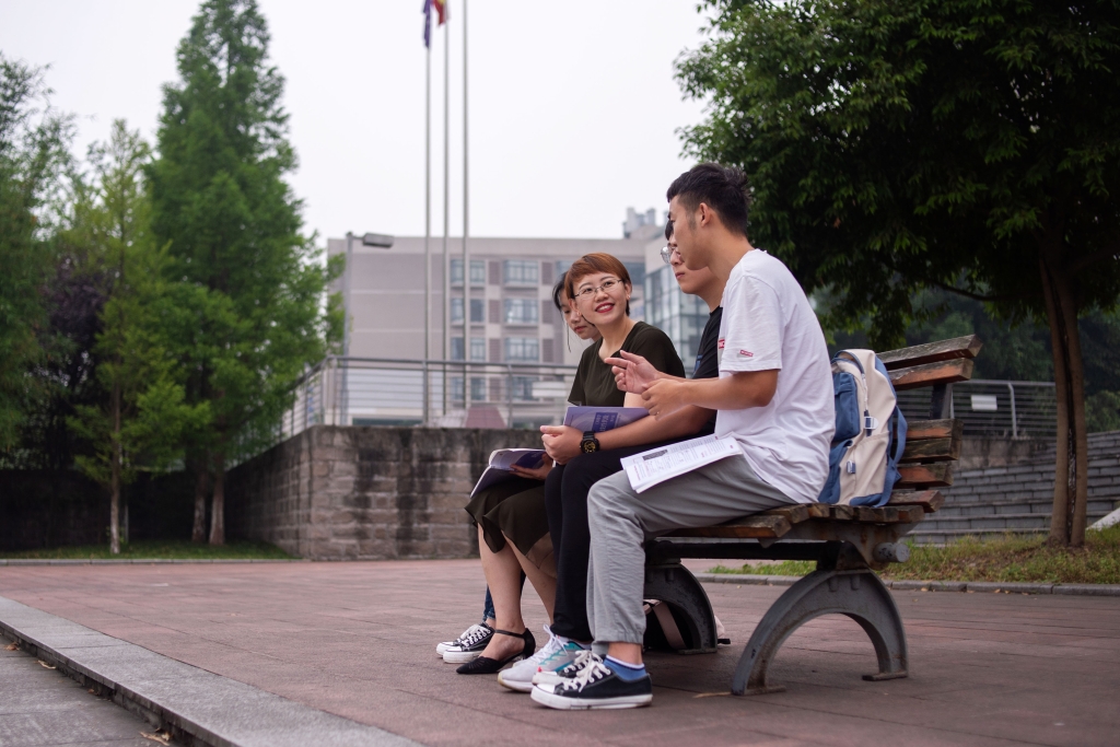 重庆交通大学教师赵磊娜。照片由对方提供 华龙网-新重庆客户端 发 04——重庆交通大学教师赵磊娜。照片由对方提供 华龙网-新重庆客户端 发