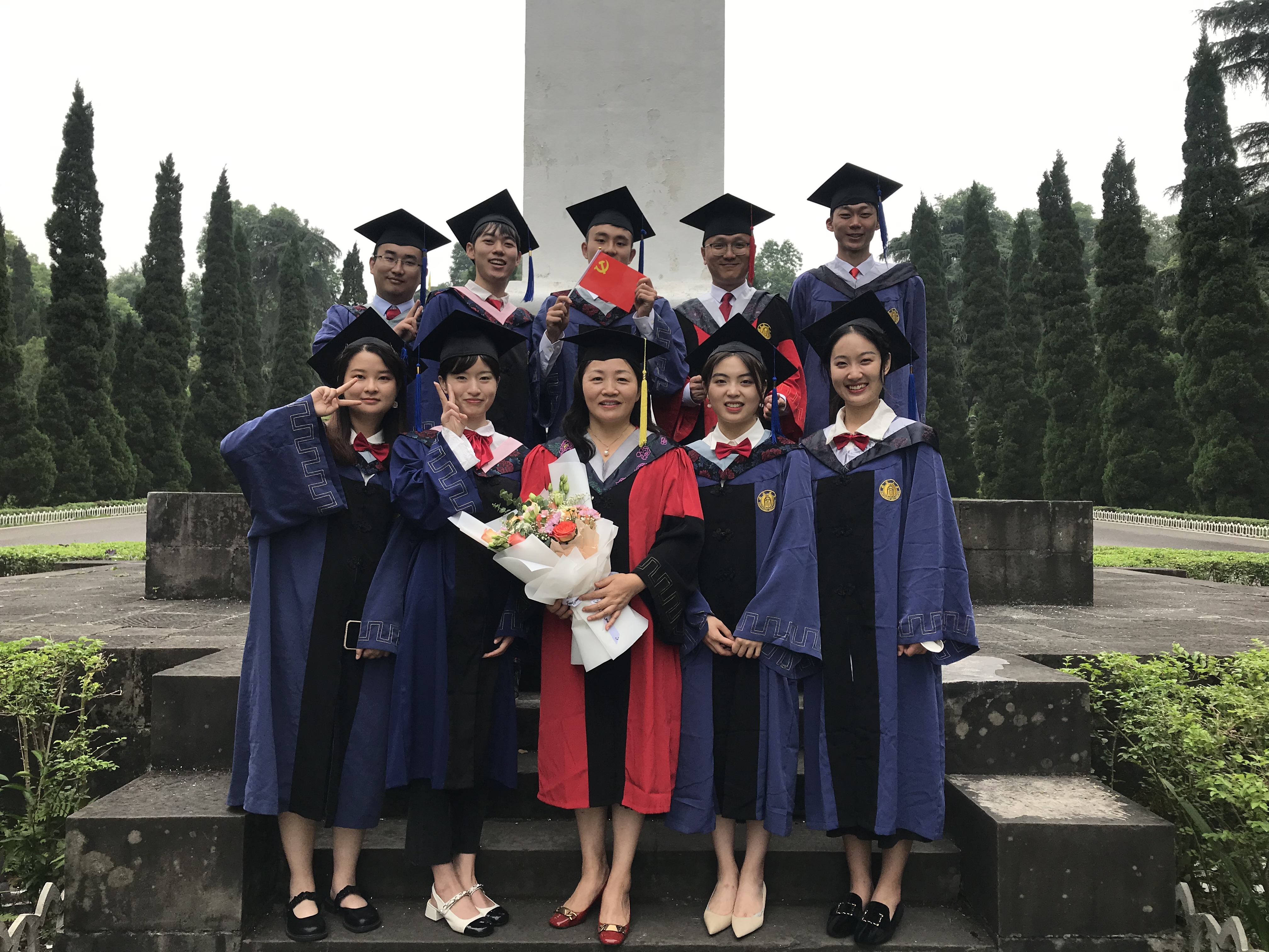 廖和平和学生在一起。受访者供图 廖和平和学生在一起。受访者供图