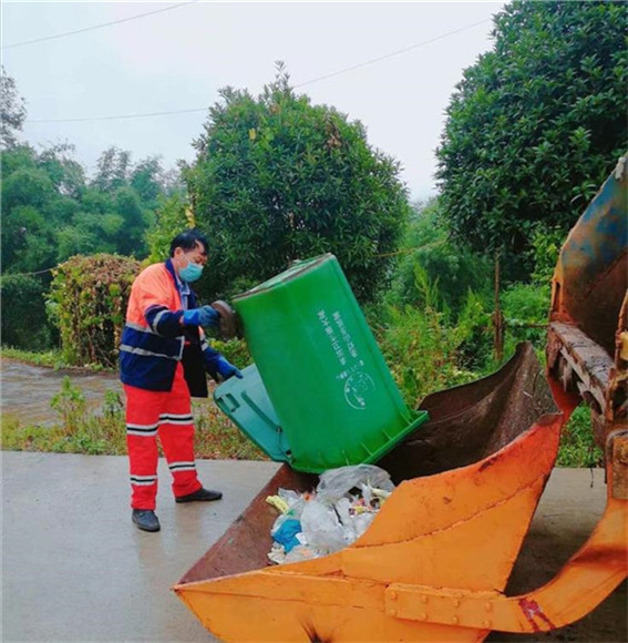 保潔人員在農村道路上收運垃圾。通訊員羅莎供圖