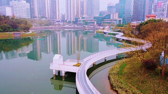 新建的人行栈桥，像一条巨龙横卧水上。通讯员 蓝天 摄