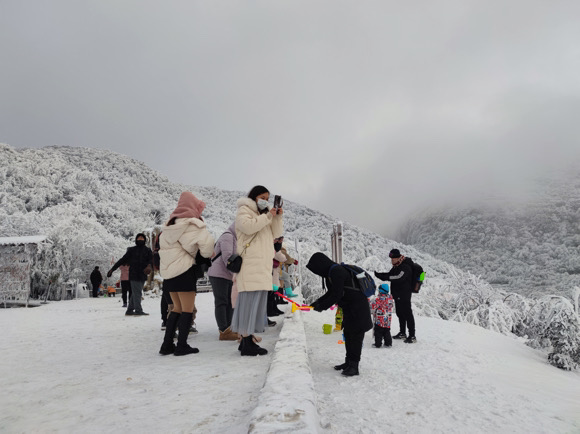 游客在南川金佛山滑雪场玩雪。景区供图 华龙网-新重庆客户端 发
