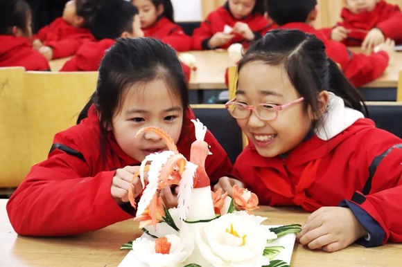 美术课堂上，学生正在学习萝卜雕刻。两江新区宣传部供图 华龙网-新重庆客户端发