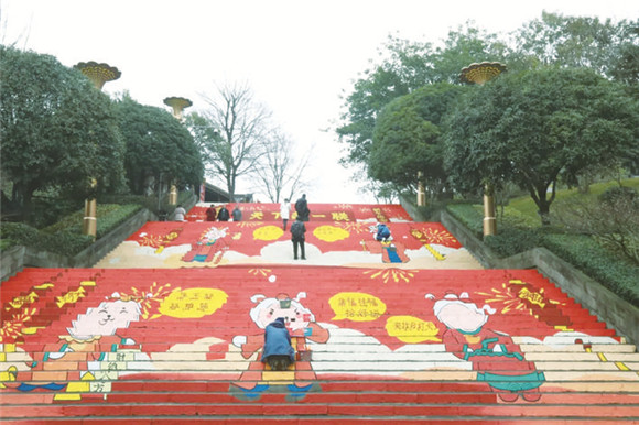 Craftsmen draw patterns stroke by stroke on the Dengyun Steps. (Photographed by Xu Zhiquan) 云阳