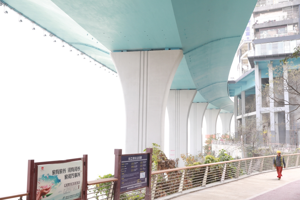 九滨路建设码头沿着滨江路建设的高架桥梁底已全部涂装成淡蓝色，装饰一新。华龙网-新重庆客户端 首席记者 李文科 摄