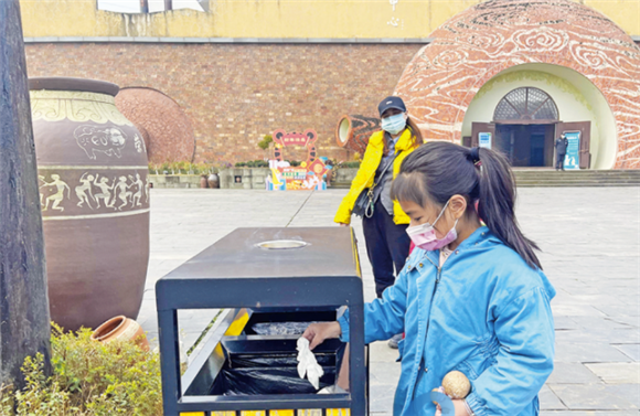 In the scenic area, children’s civilized behavior has become a beautiful view. (Photographed by Zheng Guanghui) 荣昌
