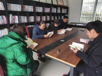 村民在农家书屋阅读。通讯员 王韵策 供图