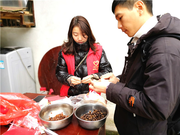 志愿者和小院居民一起制作腊八粥。荣昌区委宣传部供图 华龙网发
