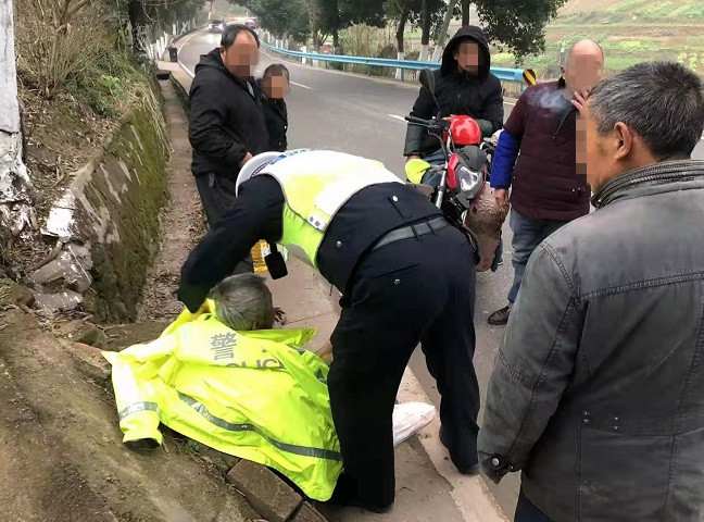 民警正在救助晕倒的老人。渝北警方供图，华龙网-新重庆客户端发。