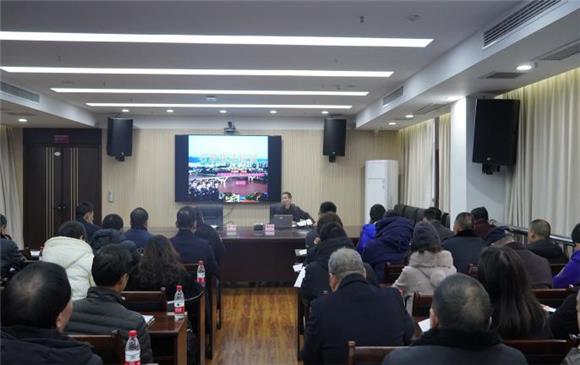 2长寿区司法局杨松柏同志组织参训行政执法人员开展交流讨论。通讯员 朱江 摄