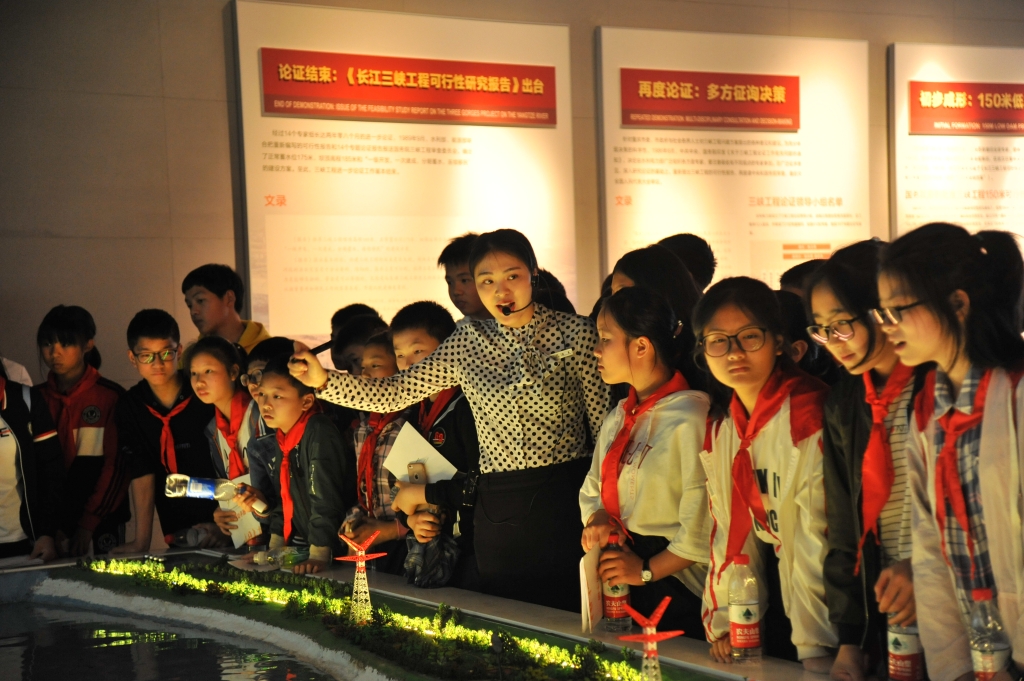 重庆三峡移民纪念馆开展中小学生水情教育研学活动。市水利局供图 华龙网-新重庆客户端发