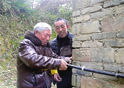 蟠龙镇青垭社区七组村民高中国家，工人在安装水管。通讯员 何建军 摄