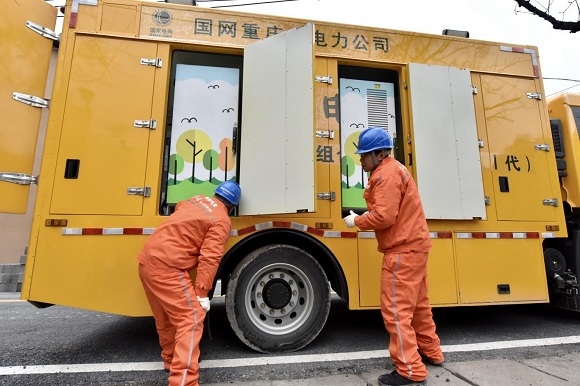 国网重庆市电力公司自主研发的全国首台首套组合式移动储能车。通讯员 陈碧生 摄