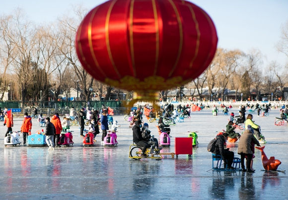 市民游客在北京什刹海冰场游玩。