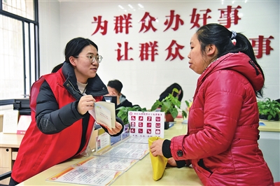 居民在柏杨村社区便民服务中心咨询相关政策。通讯员 张浩 摄