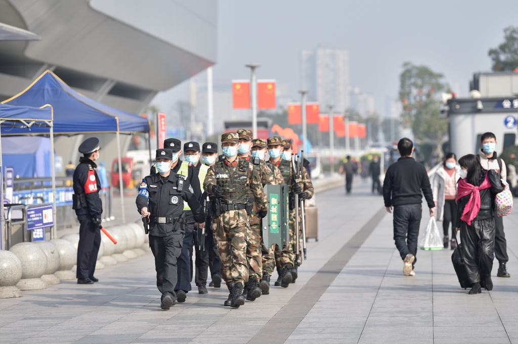 1武警官兵与公安部门开展联合巡逻。通讯员  唐志勇 摄
