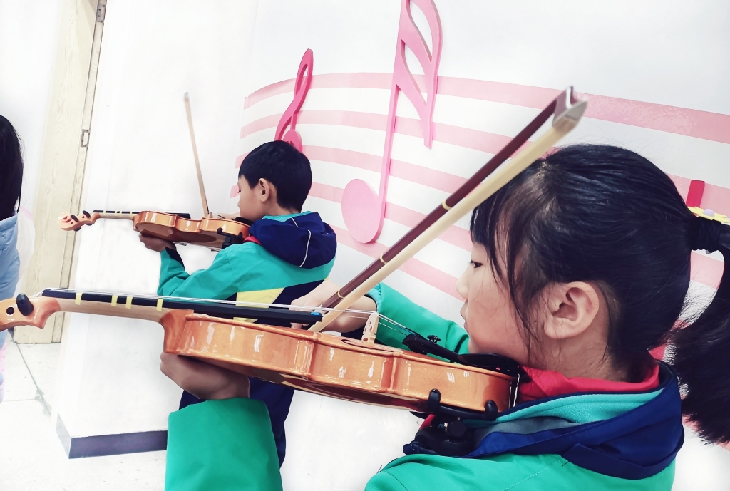 小提琴教学 学校供图 华龙网发