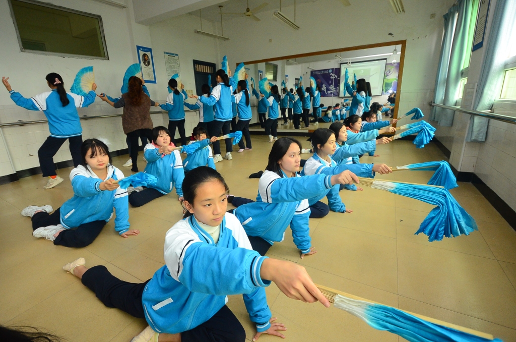 舞蹈训练 学校供图 华龙网发