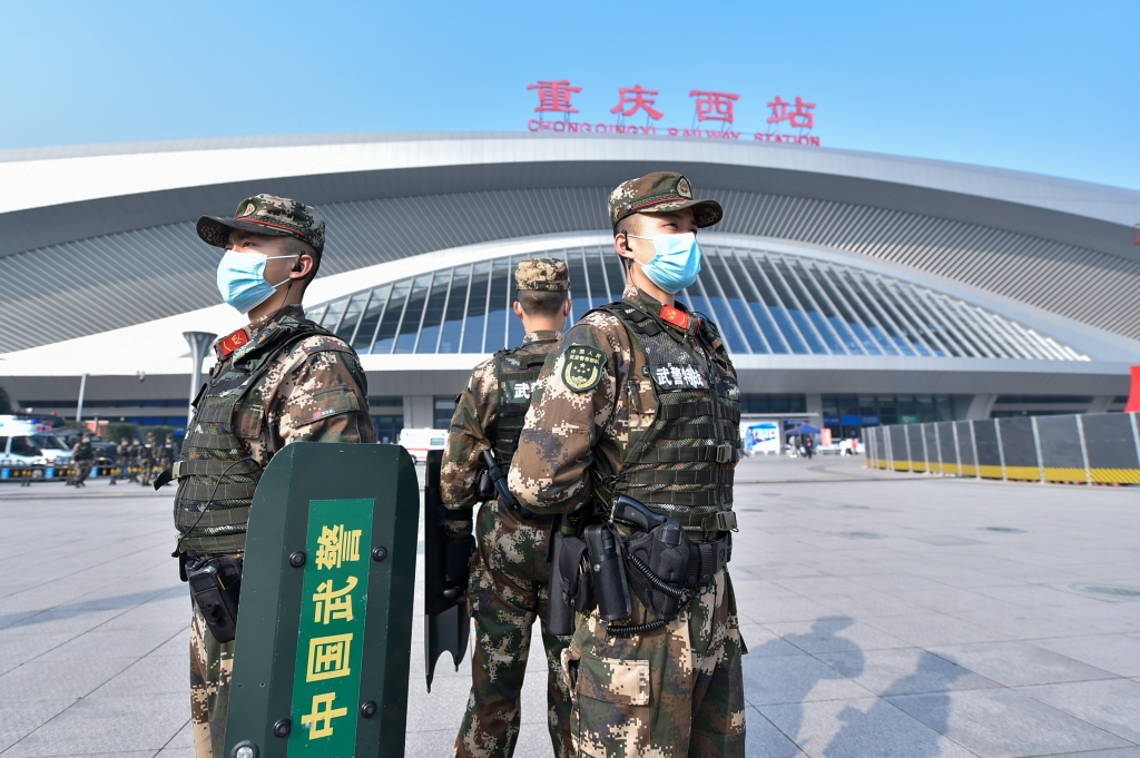 0武警官兵在重庆西站执勤。通讯员 唐志勇 摄