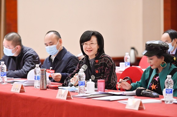 重庆市政协委员王菊梦（左三）。重庆日报记者 谢智强 摄