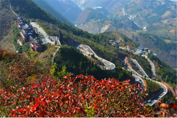 文峰景区的旅游公路。 巫山县文旅委供图