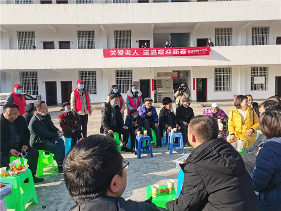 “关爱老人 送温暖迎新春”志愿服务活动。黔江区委宣传供图  